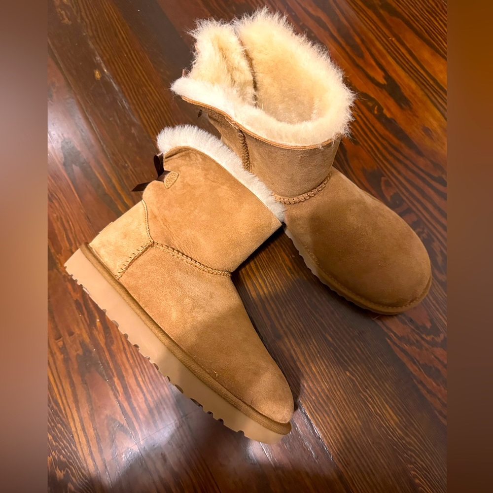 NEW! Ugg with bow detail size 10